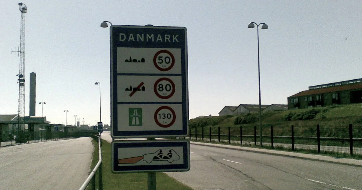 Skilt ved fergeleiet i Hirtshals som viser de danske fartsgrensene: 50 i byen, 80 utenfor og 130 på motorvei