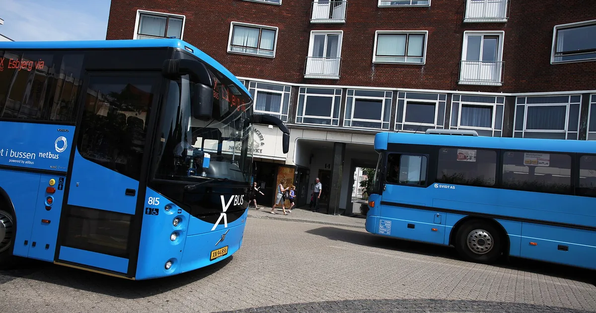 Blå danske regionbusser på en holdeplass