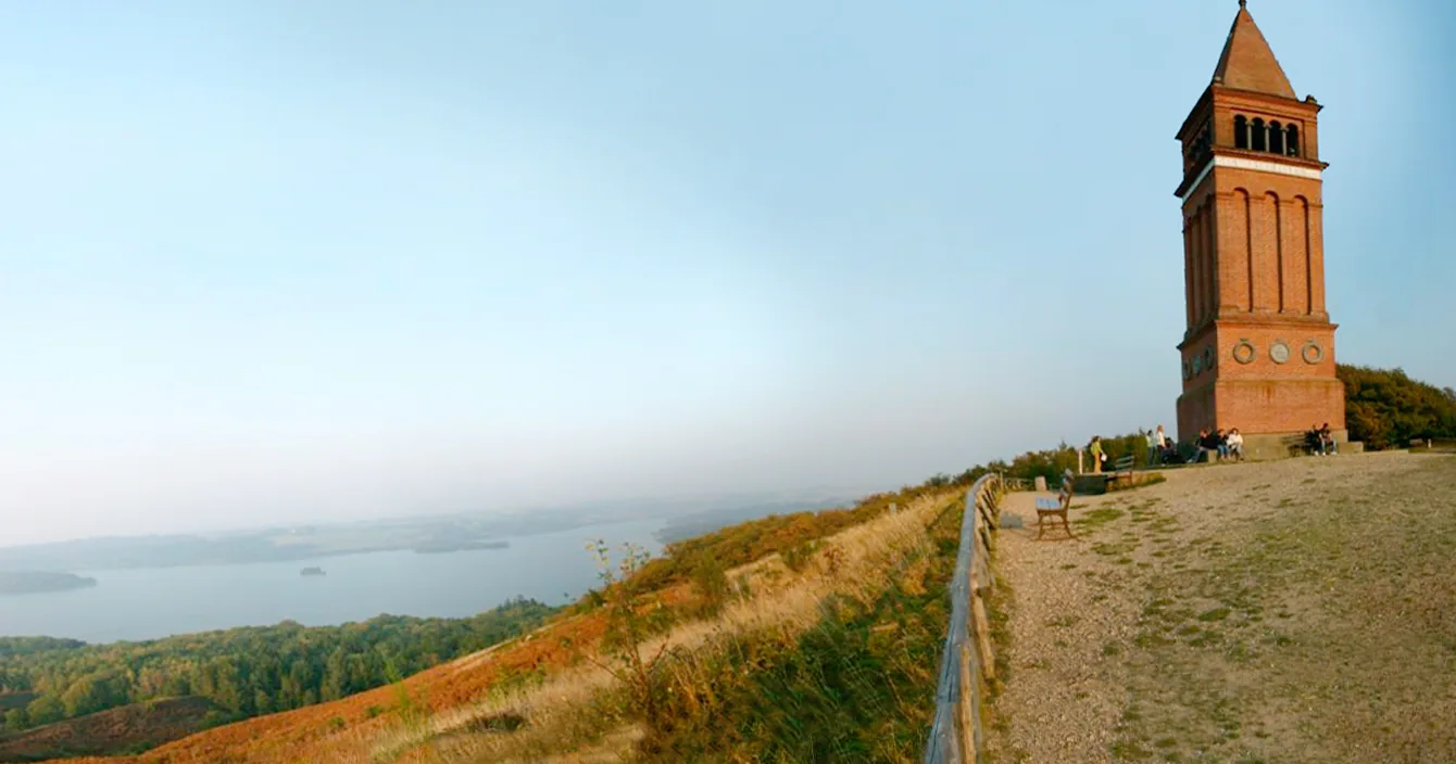 Tårnet på Himmelbjerget med Julsø og skogene bak