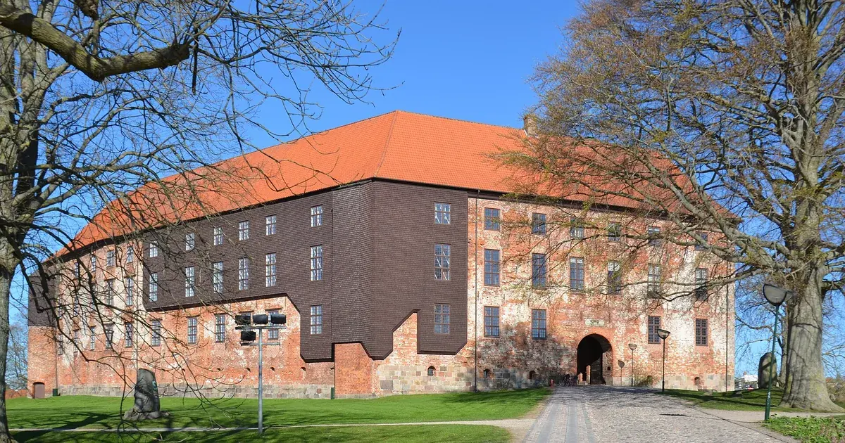 Koldinghus, det gamle slottet i røde mursteiner med rødt tak